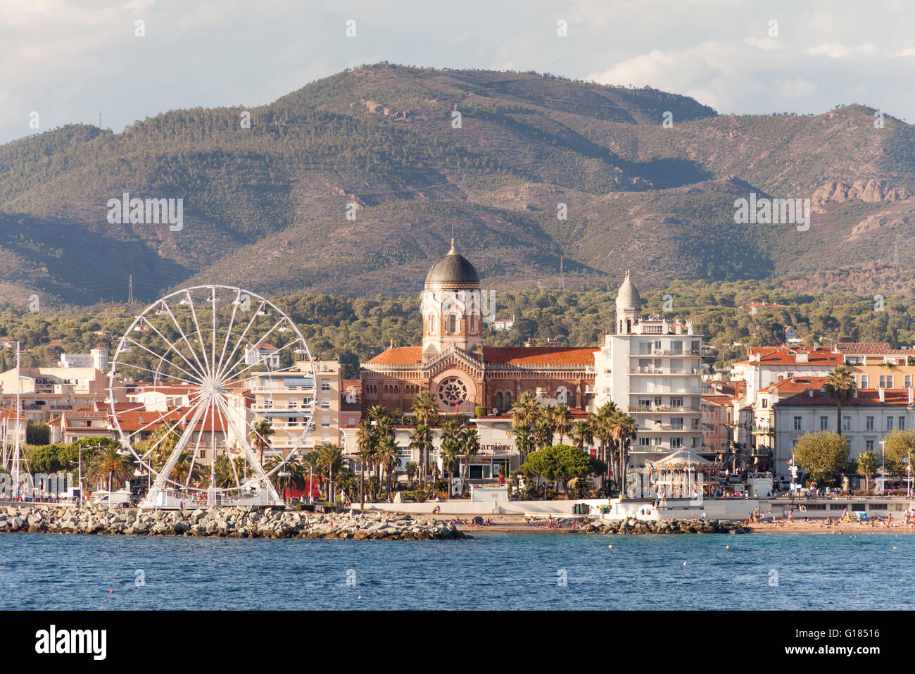 Saint Raphael Stadt, entnommen aus dem Meer, die Basilika Notre Dame De La Victoire, Saint Raphael, Cote d ' Azur, Frankreich Stockfoto