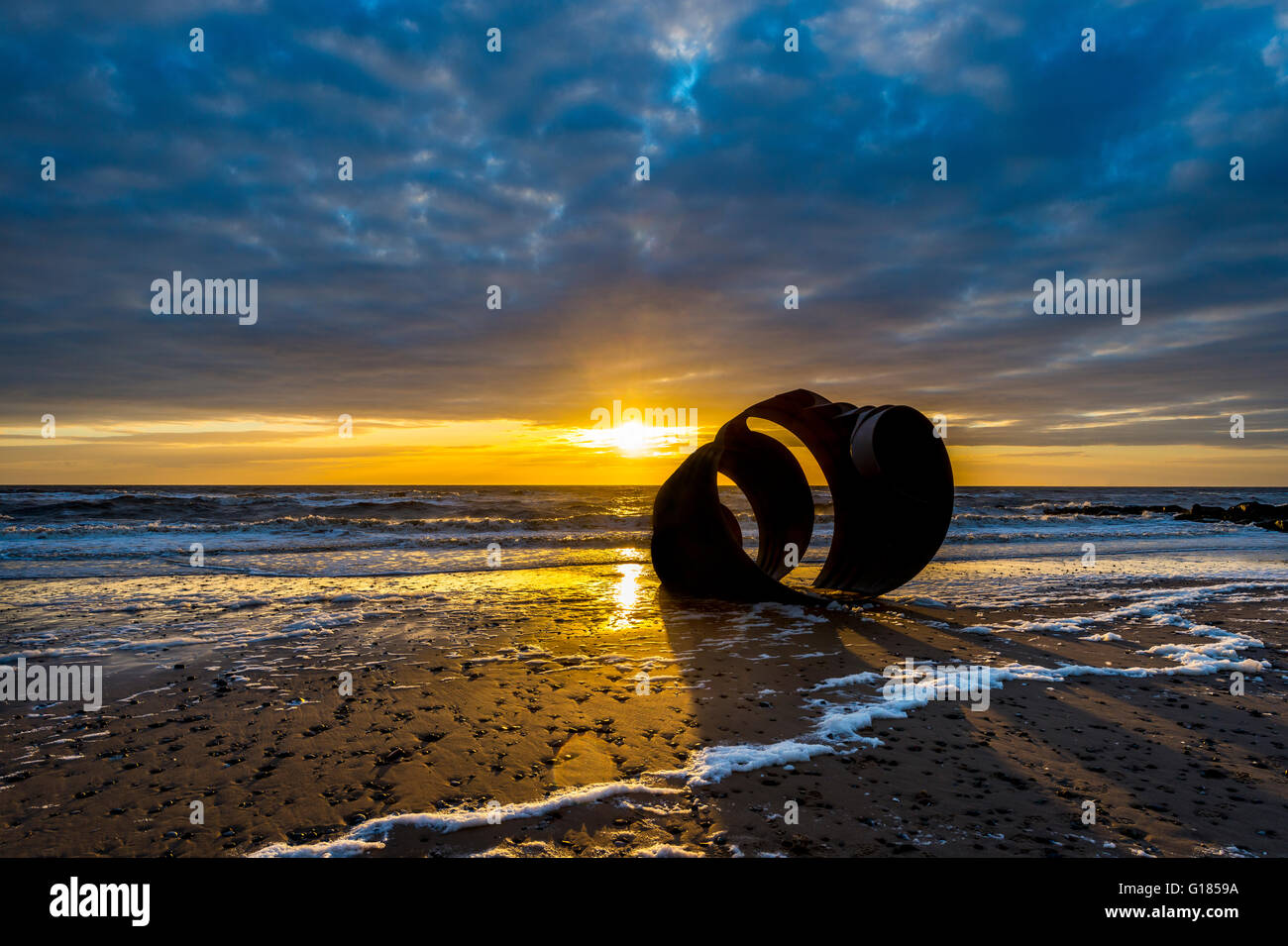 Marias Schale, Sonnenuntergang auf Cleveleys, Fylde Küste, Lancashire, England, uk, Europa, die enorme Muschel wurde entworfen und erstellt bei C Stockfoto