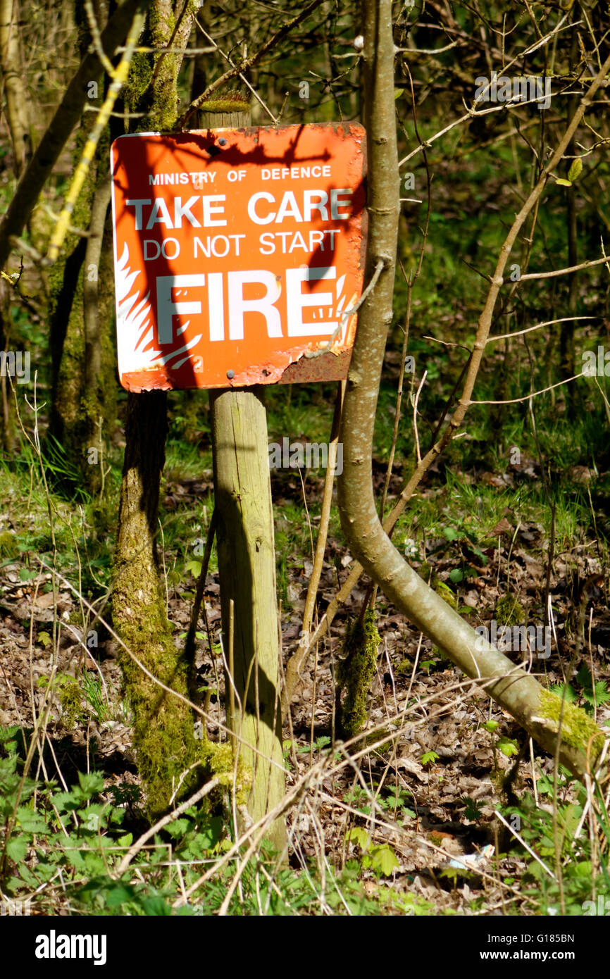 Ein Verteidigungsministerium kümmern fangen Sie Feuer Warnzeichen nicht auf Salisbury Plain Truppenübungsplatz, Wiltshire, UK. Stockfoto
