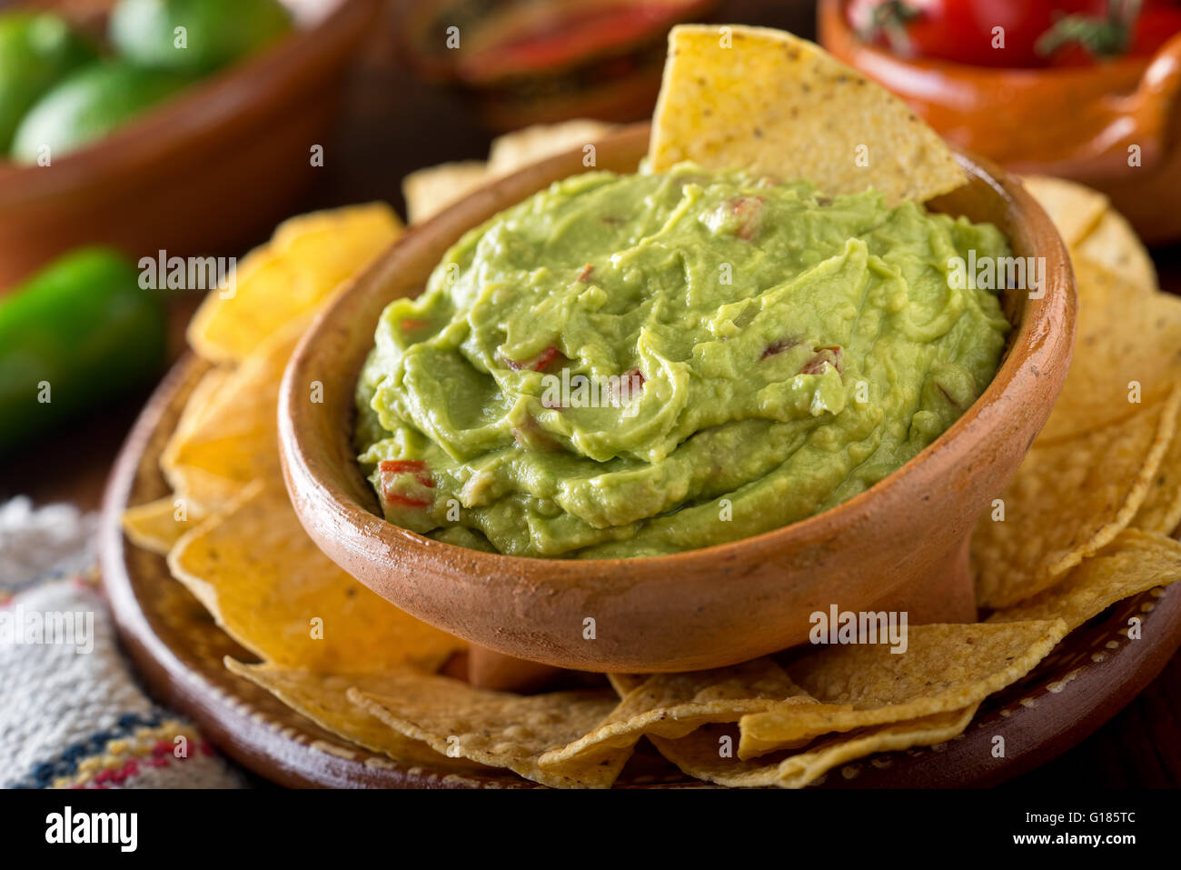 Eine köstliche authentische mexikanische Guacamole Dip mit Avocado, Limette und Tomate. Stockfoto