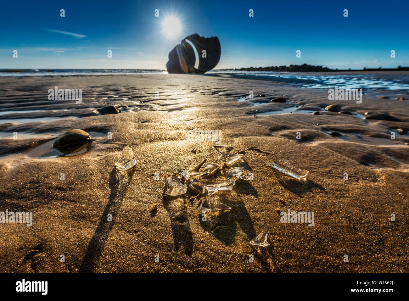 Glasscherben am Strand, Marias Schale, Sonnenuntergang auf Cleveleys, Fylde Küste, Lancashire, England, uk, Europa, Stockfoto