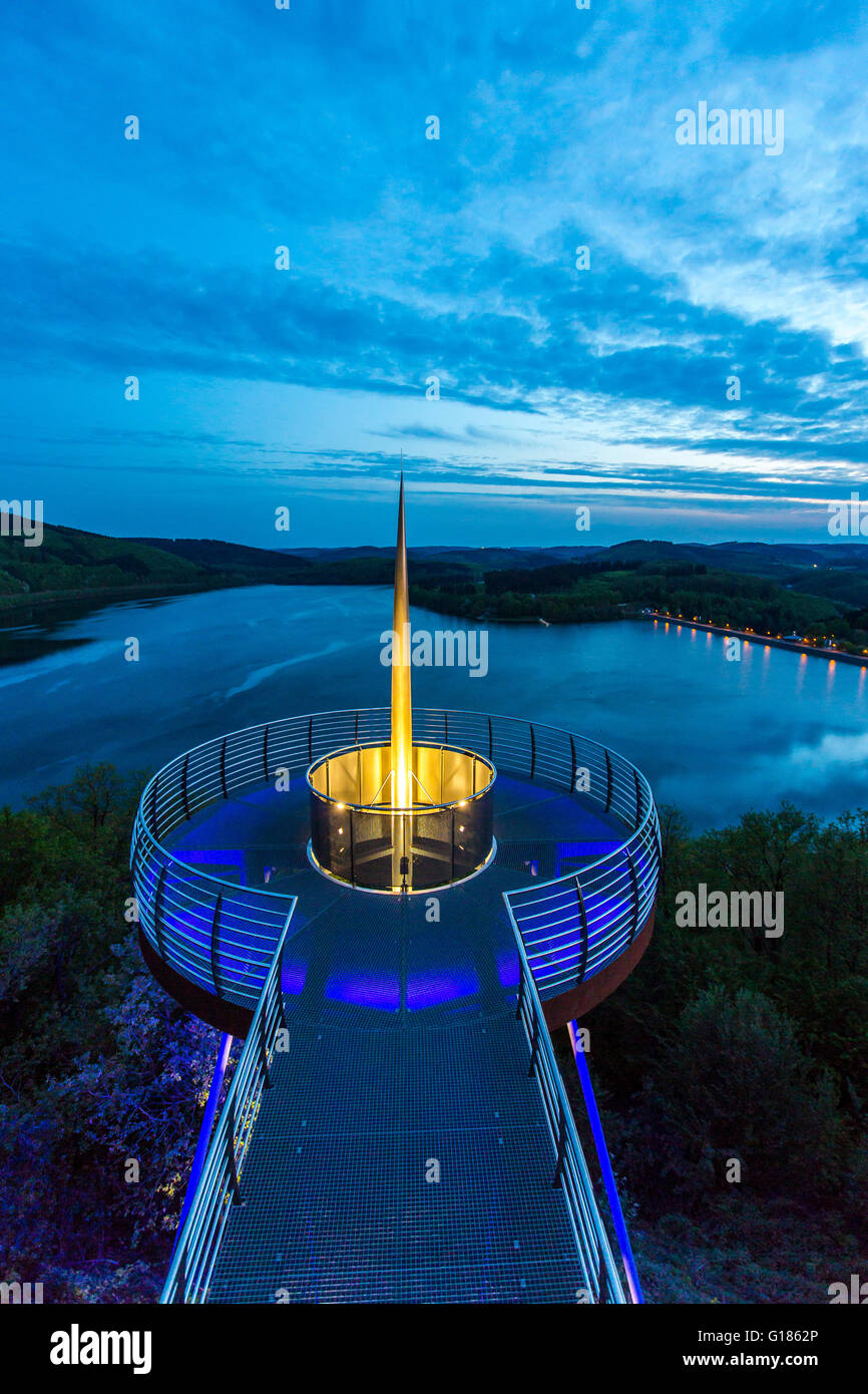 Aussichtsplattform über den Biggesee, ein Stausee in der Nähe von Attendorn im Bereich Sauerland, Deutschland, Stockfoto