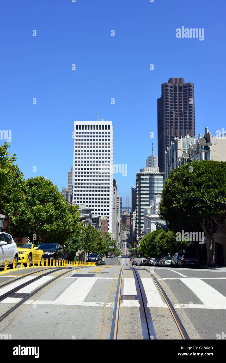 Blick von der Kreuzung Powell Street gegen die Oakland Bay Bridge, San Francisco California Street Stockfoto