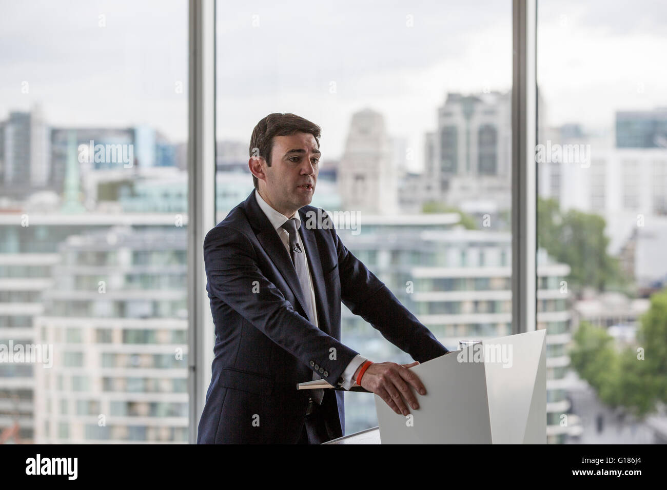 Britischen Labour-Politiker Andy Burnham MP befasst sich Wirtschaftsführer in Büros an More London, London UK. Stockfoto