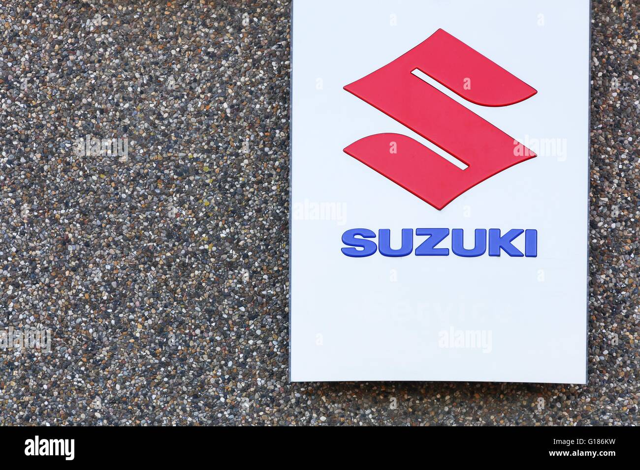Suzuki-Logo an der Wand Stockfoto