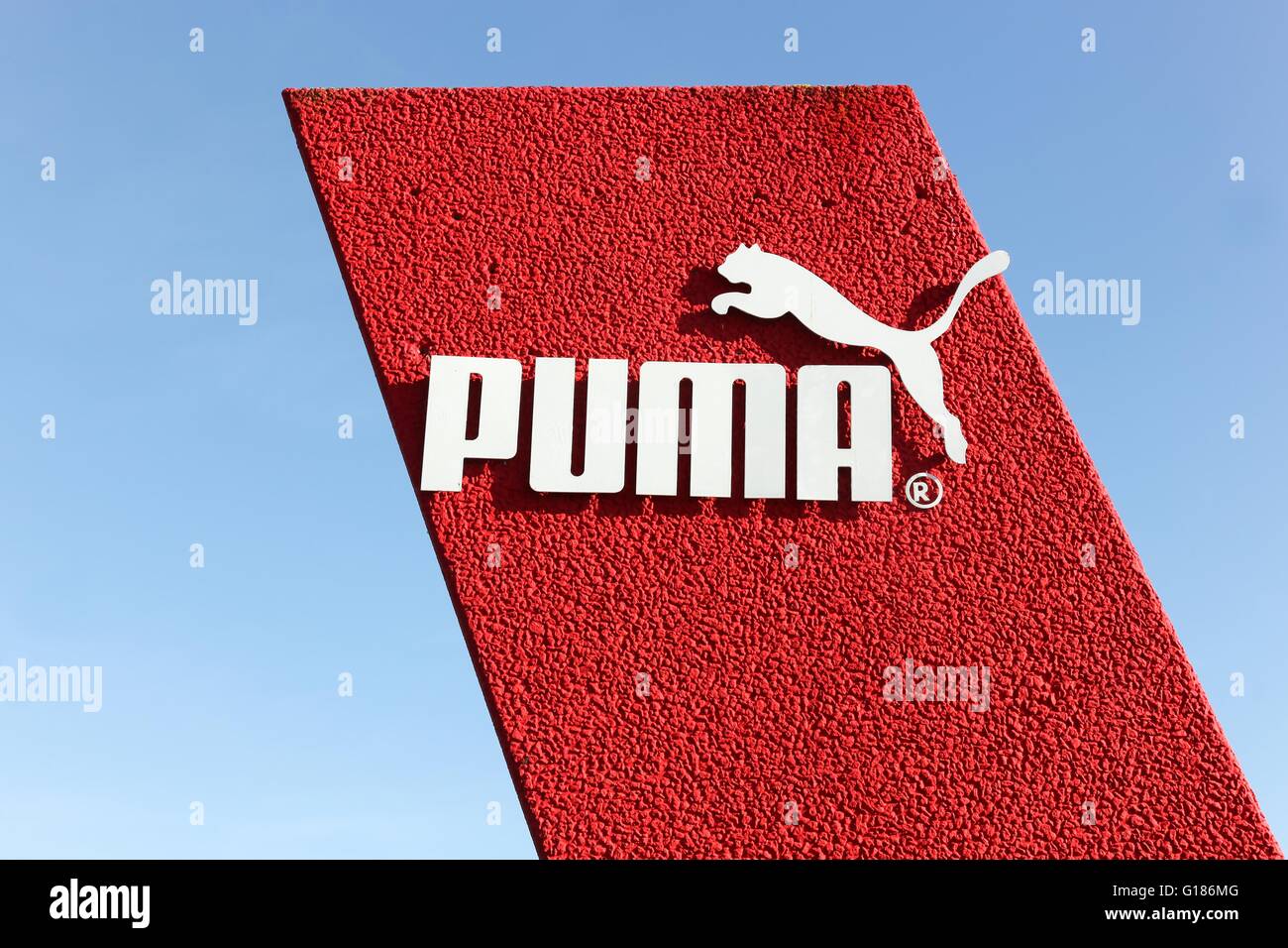 PUMA Logo an der Wand Stockfoto
