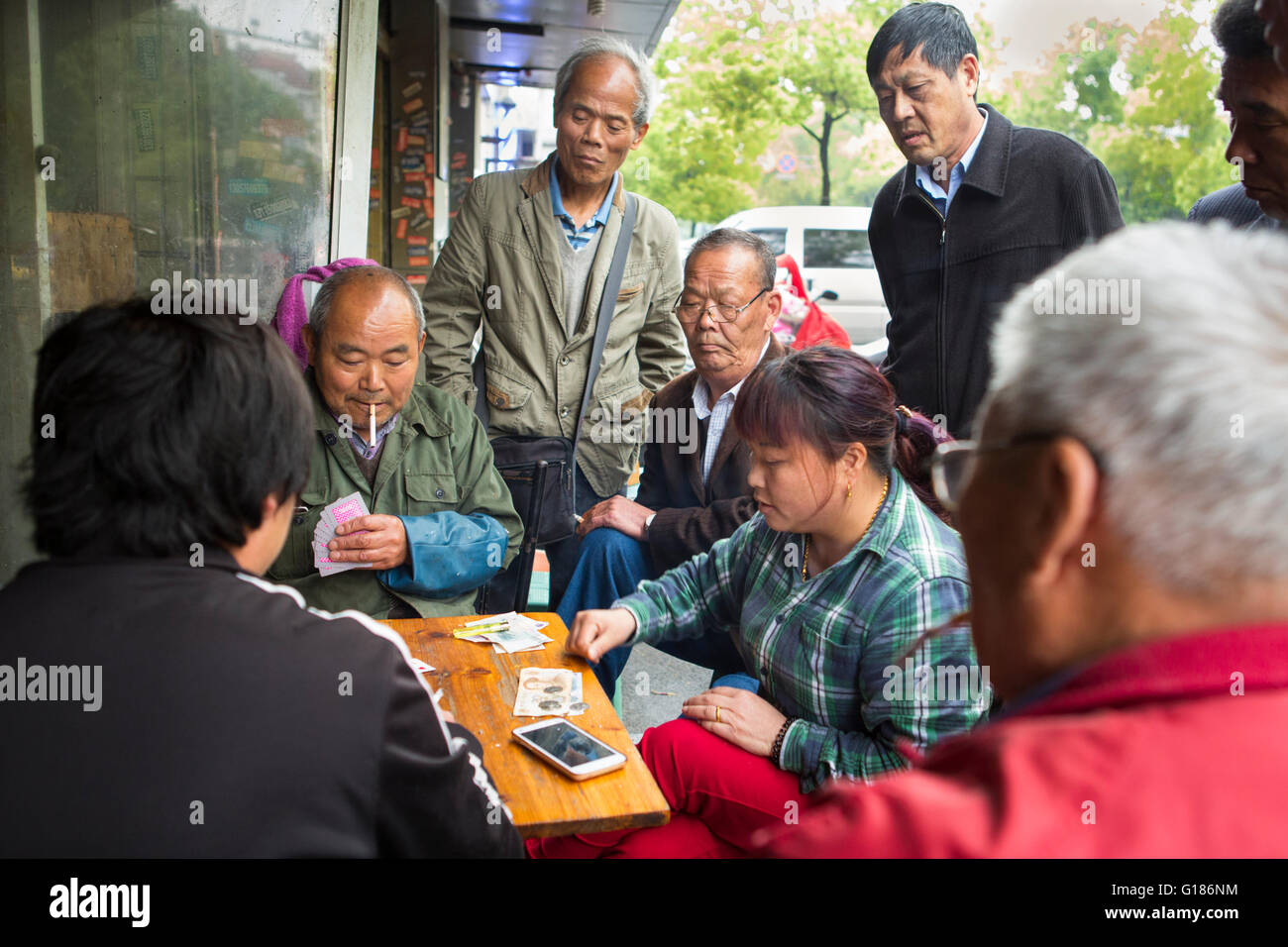 Gruppe von Chinesen Spielkarten in einer Straßenszene in Nanjing / China Stockfoto