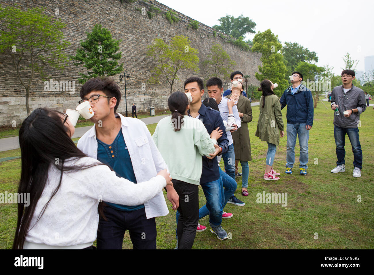 Gruppe von jungen chinesischen Jugend Schüler spielen Spaß Spiel am Sonntag an der Xuanwuhu Park in Nanjing/China Stockfoto