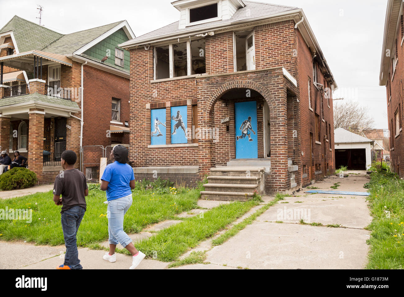 Detroit Michigan Ein Junge Und Eine Frau Gehen Vorbei Ein Leer