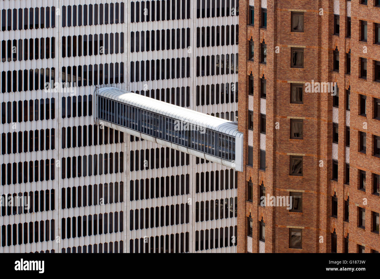 Detroit, Michigan - eine Fußgängerbrücke verbindet das Wächter-Gebäude (rechts) und dem One Woodward Avenue Büroturm. Stockfoto