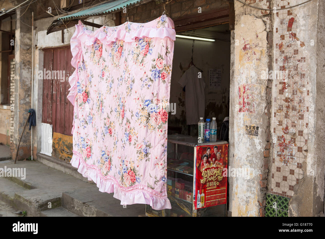 Nanjing-Straße mit kleinen Tabakladen im Armenviertel, China Stockfoto