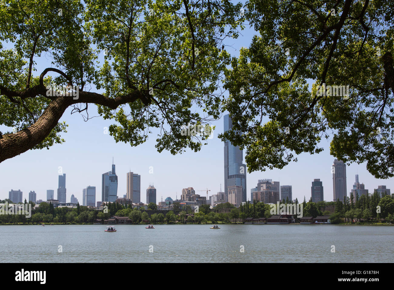 Blick auf Xuanwu-see mit blauem Himmel, moderne Skyline von Nanjing mit Immobilien Türme an Xuanwuhu Park, China Stockfoto