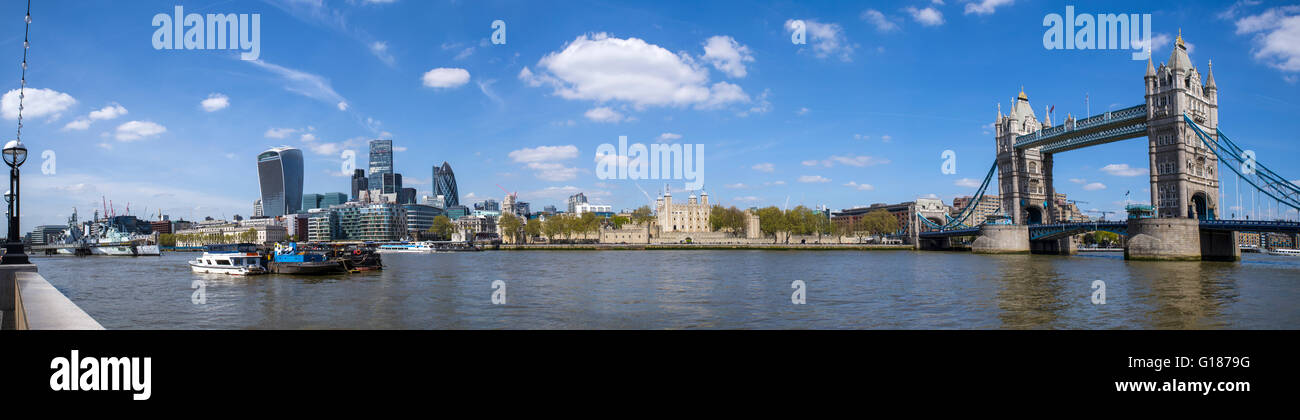 Panoramablick auf London, die Tower Bridge, Themse, Tower of London, die Wolkenkratzer der Stadt zeigen. Stockfoto