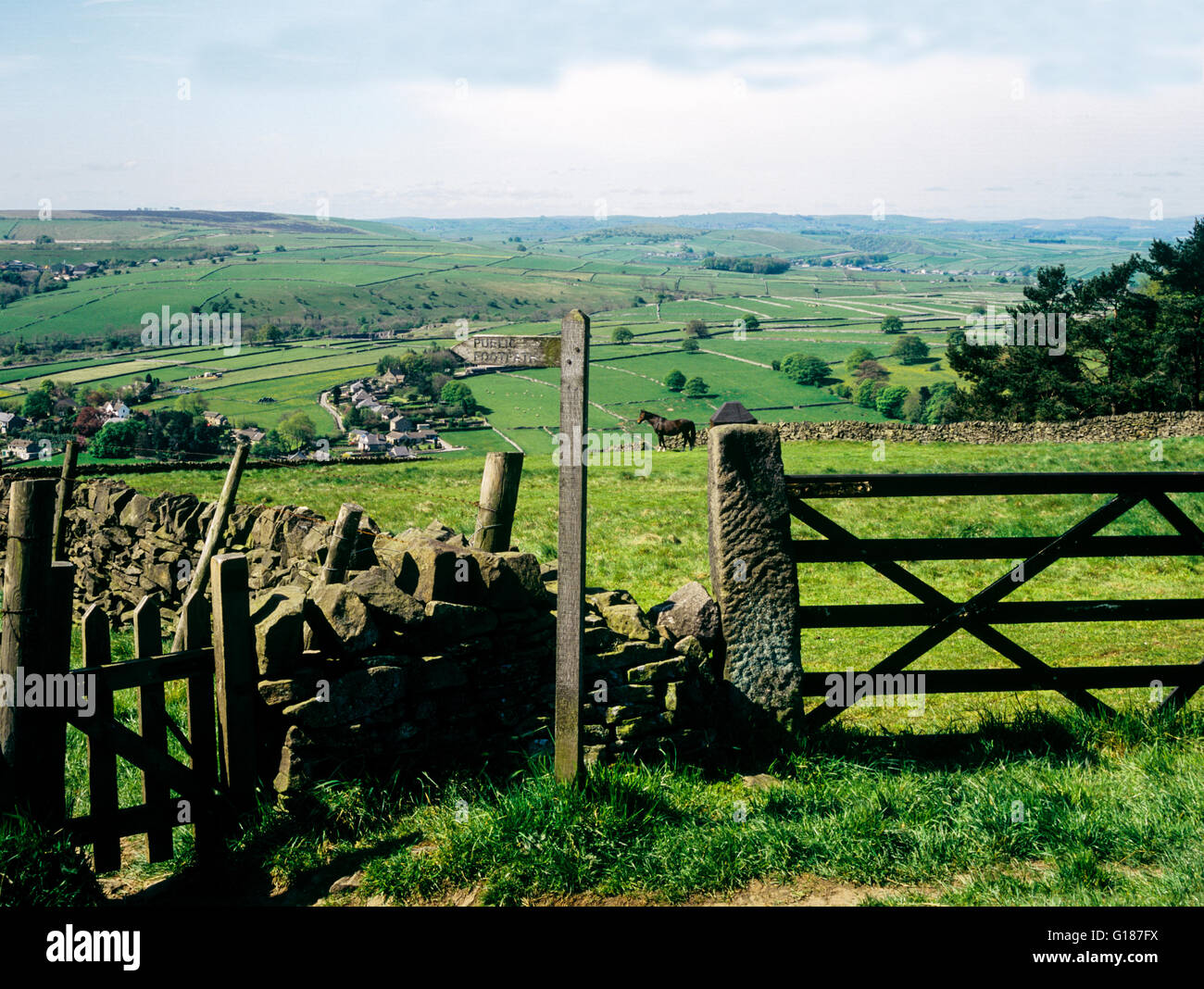 Blick hinunter auf Eyam die Pest Dorf Derbyshire UK Pest Epidemie 1666 brachte in das Dorf in einen Ballen Stoff mit Ratte Flöhe infiziert Stockfoto