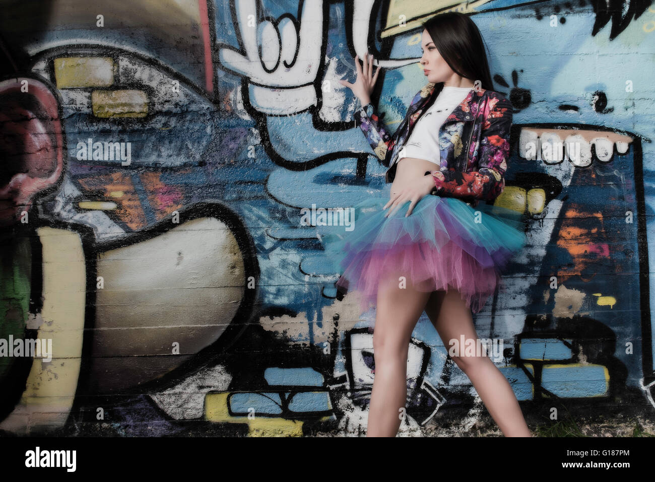 Urban Fashion Fotoshooting in Salento, Apulien, in Graffiti bedeckt Model posiert vor einer Wand Stockfoto