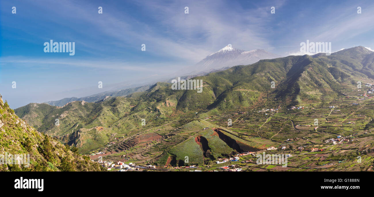 Blick über das Dorf El Palmar mit seiner vulkanischen Kegel durch Gewinnung in Richtung Teide mit spektakulären Wolkenformationen zergliedert Stockfoto