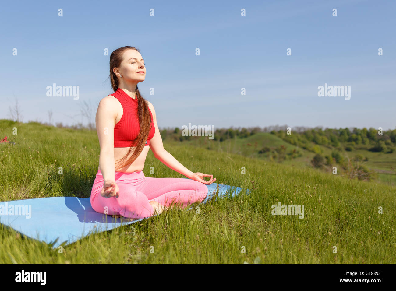 Junge Frau praktizieren Yoga posiert im Freien. Mädchen machen perfekte pose Stockfoto