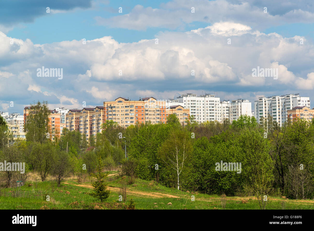 Natürliche Sommerlandschaft mit Stadt in Ferne Stockfoto