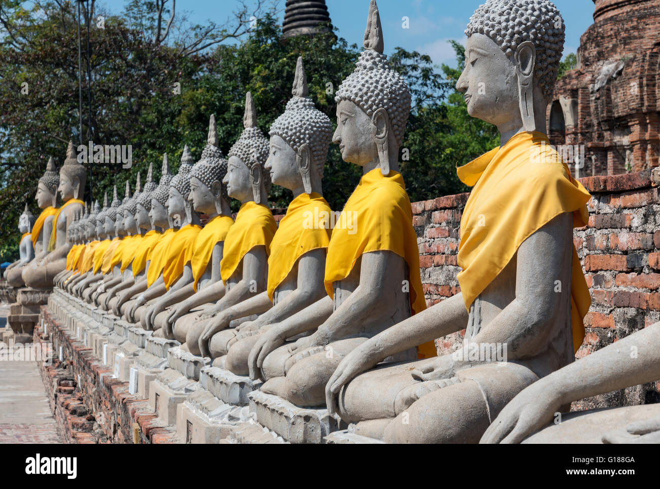 Reihe von Buddhastatuen im Wat Yai Chai Mongkons Tempel in Ayutthaya, Thailand Stockfoto