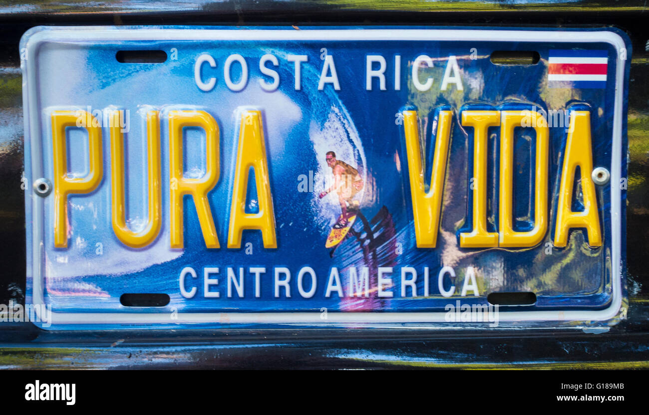 PUERTO JIMENEZ, COSTA RICA - Pura Vida Nummernschild am Auto. Stockfoto
