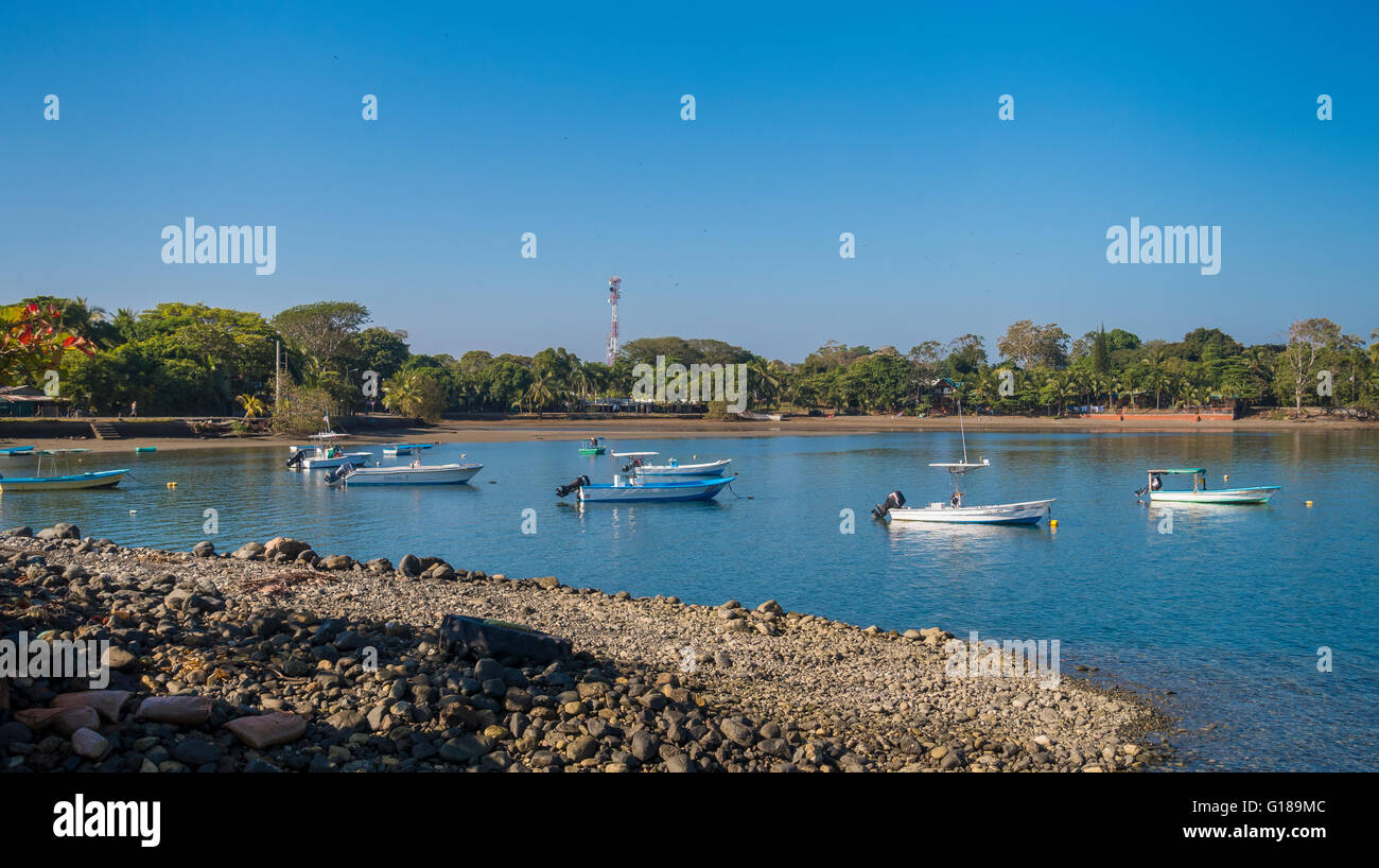 PUERTO JIMENEZ, COSTA RICA - Boote im Hafen, Golfo Dulce, Halbinsel Osa. Stockfoto