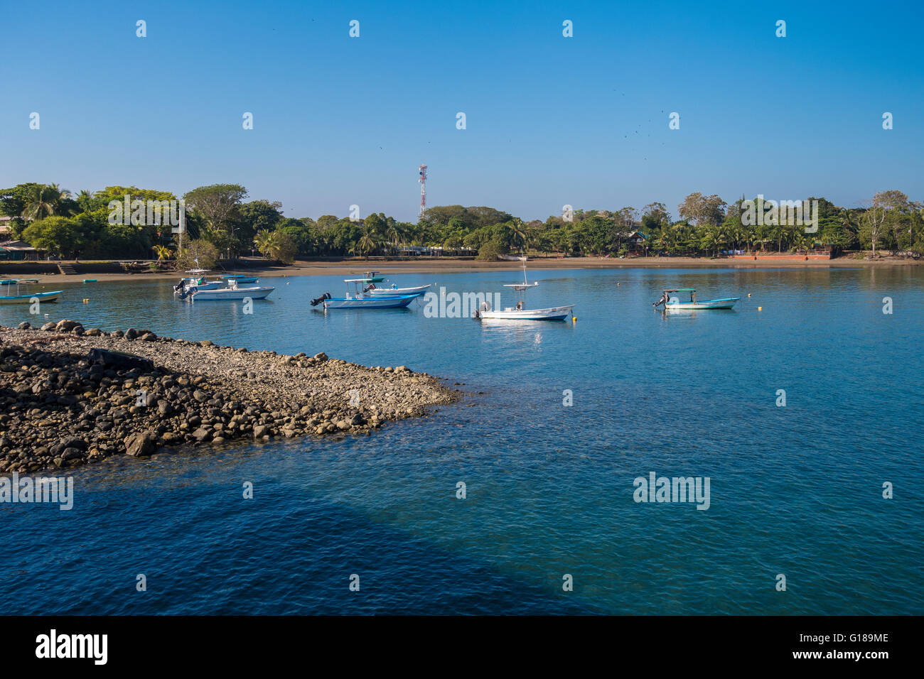 PUERTO JIMENEZ, COSTA RICA - Boote im Hafen, Golfo Dulce, Halbinsel Osa. Stockfoto
