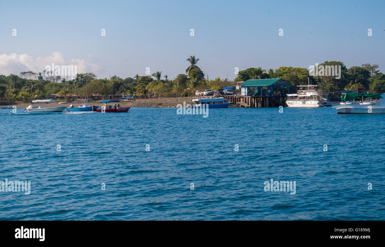 PUERTO JIMENEZ, COSTA RICA - Boote im Hafen, Golfo Dulce, Halbinsel Osa. Stockfoto