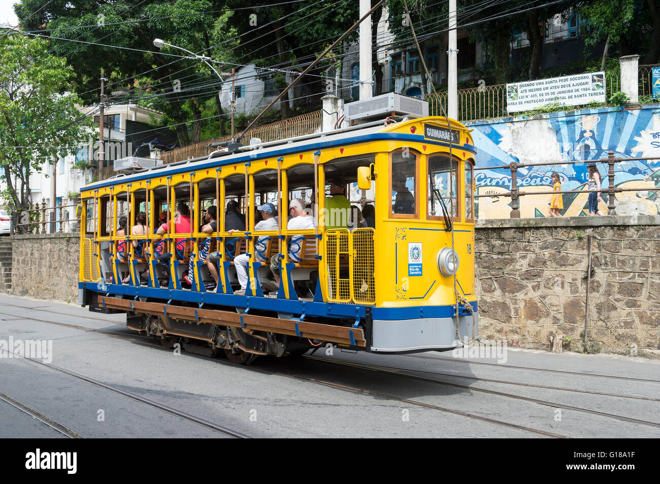 RIO DE JANEIRO - 28. März 2016: Touristen fahren die neue Version des legendären Bonde Straßenbahn durch die Santa Teresa Nachbarschaft. Stockfoto
