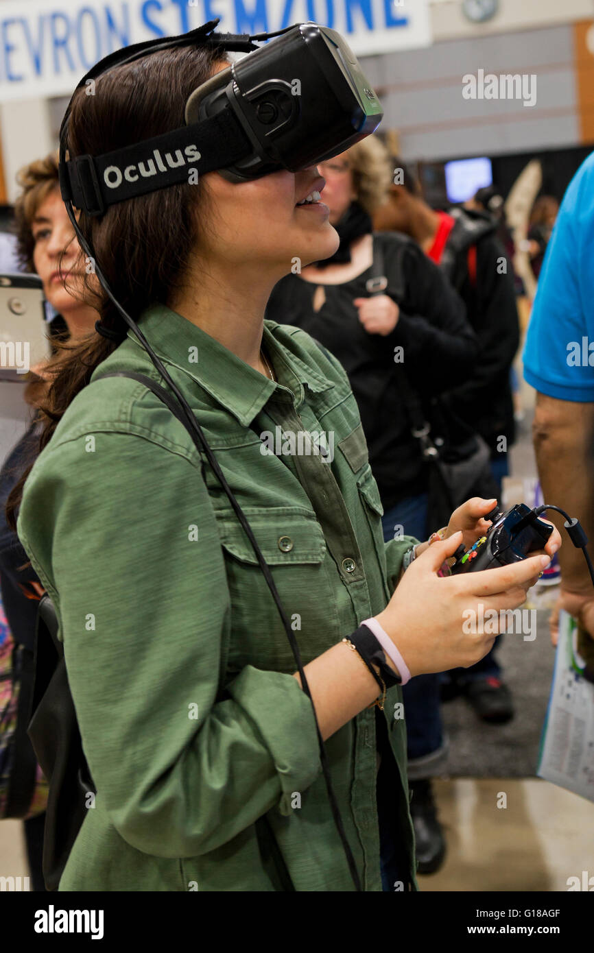 Frau mit Oculus Virtuelle Realität (VR Schutzbrille Schutzbrille, VR-Headset) - USA Stockfoto