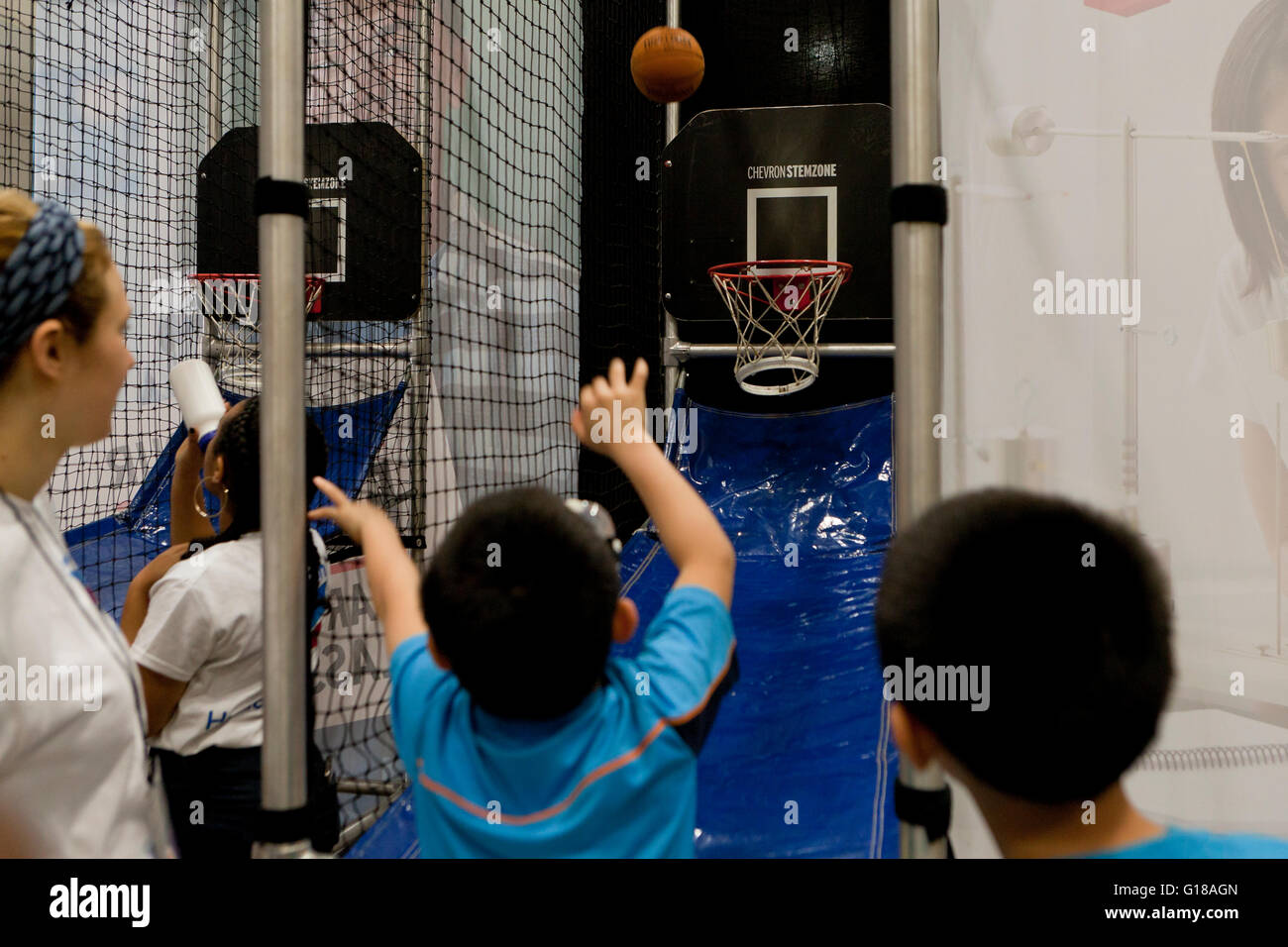 Kinder spielen Basketball Arcade-Spiel - USA Stockfoto