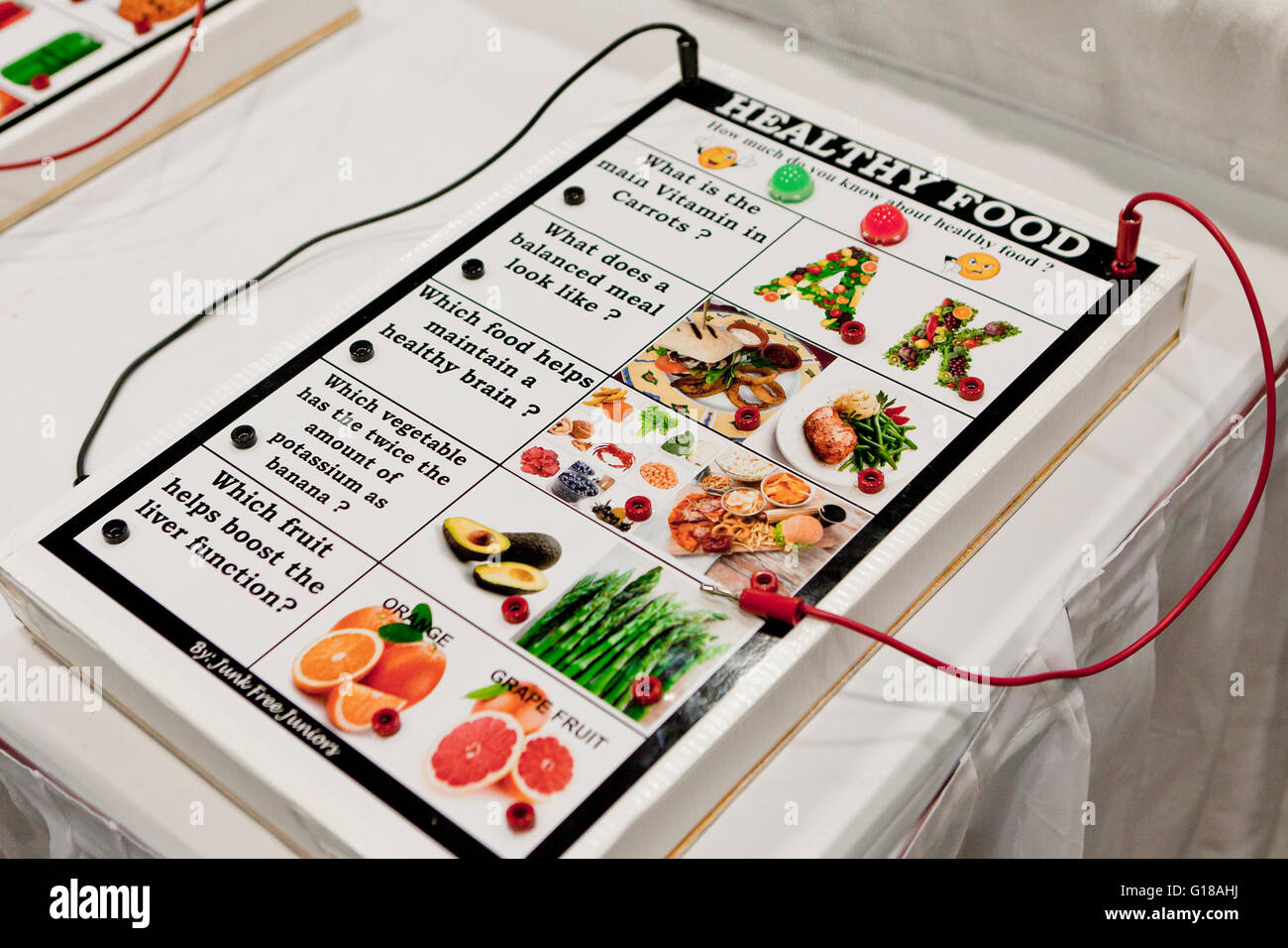 Gesunde Ernährung-Spielbrett von Studenten gemacht ausgestellt am Science fair - USA Stockfoto