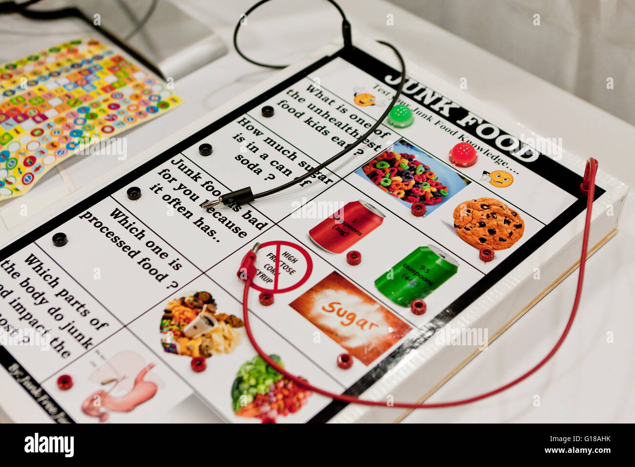 Junk-Food Spielbrett von Studenten gemacht ausgestellt am Science fair - USA Stockfoto
