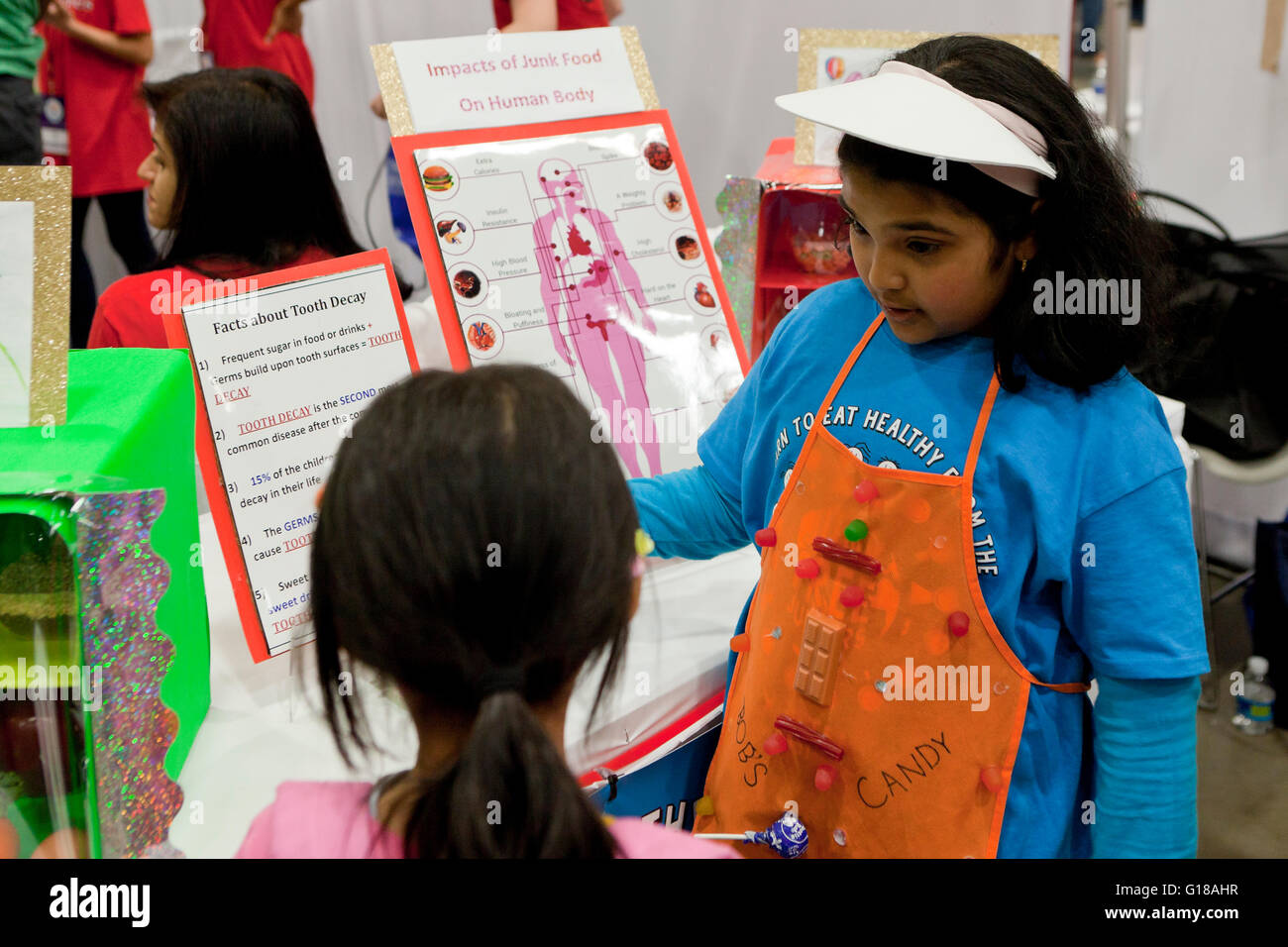 Studentinnen an einem Lebensmittel Ernährung Projekt stand am Science fair - USA Stockfoto