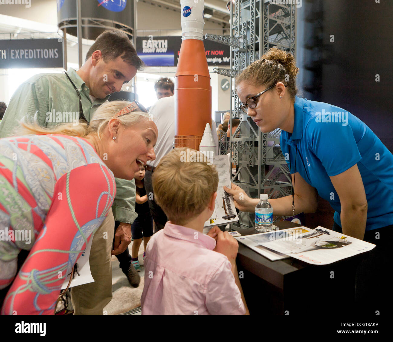 NASA-Wissenschaftler im Gespräch mit Kindern bei einem Science fair - USA Stockfoto