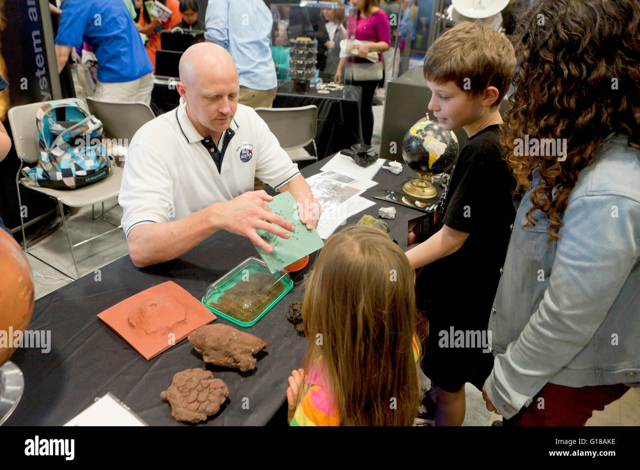NASA-Wissenschaftler Gespräch mit Kindern über den Mars bei einer Science fair - USA Stockfoto
