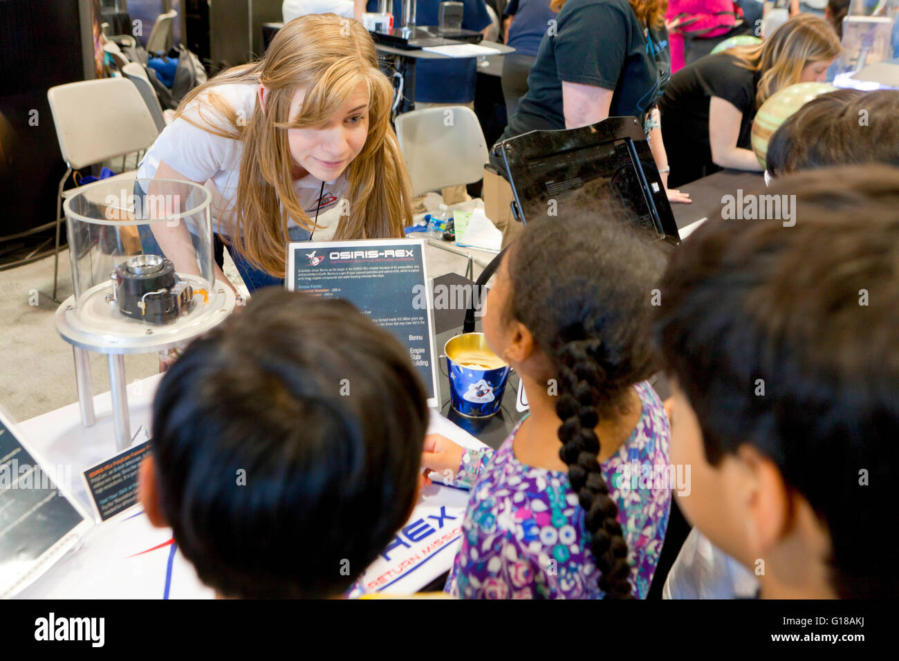 NASA-Wissenschaftler im Gespräch mit Kindern bei einem Science fair - USA Stockfoto