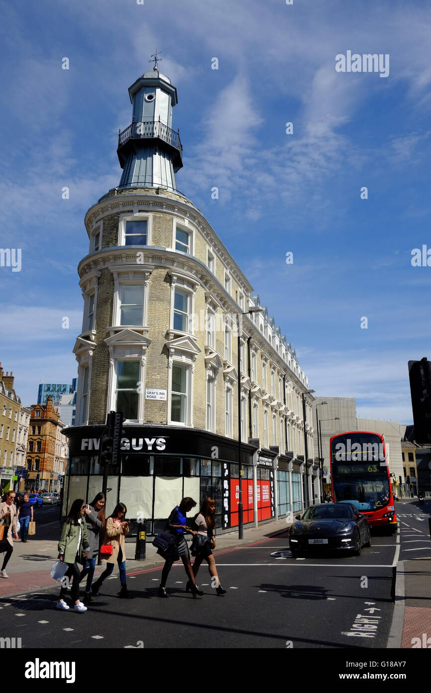 Menschen Kreuzung Straße von fünf Jungs Burger-Restaurant in London Stockfoto