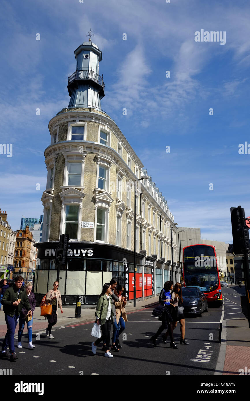 Menschen Kreuzung Straße von fünf Jungs Burger-Restaurant in London Stockfoto