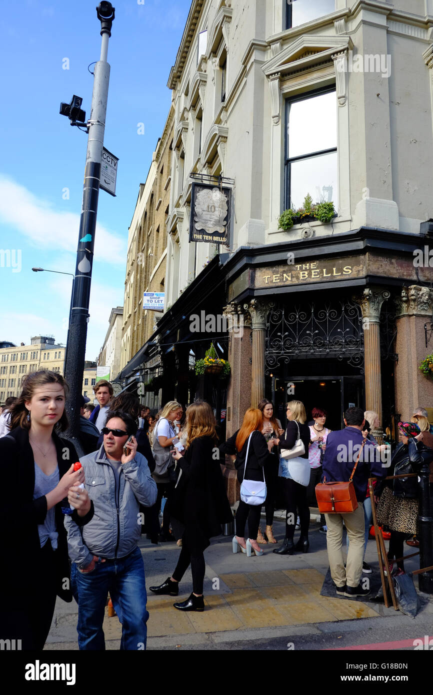 Masse der Leute trinken außerhalb der Ten Bells Pub in Shoreditch, London, England Stockfoto