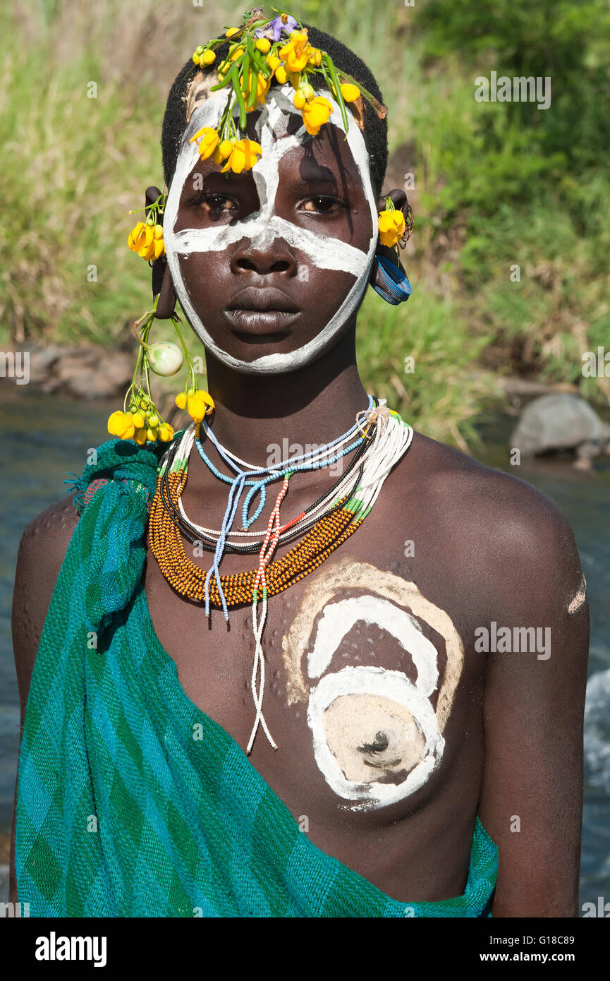 Surma junge Frau mit Körper Gemälde, Kibish, Omo River Valley, Äthiopien Stockfoto