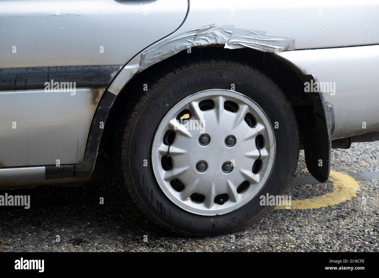 Verrostete Rad arch auf Auto durch Gaffer oder Elefant Klebeband zusammengehalten Stockfoto