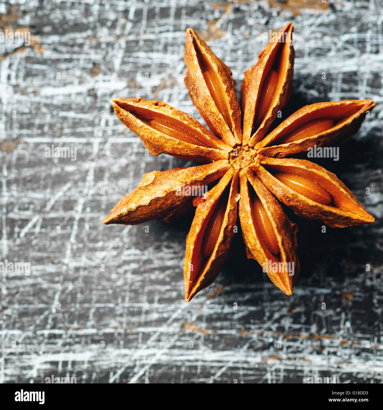 Sternanis auf Vintage-Textur-Tisch. Ansicht von oben. Close-up quadratische Komposition. Stockfoto