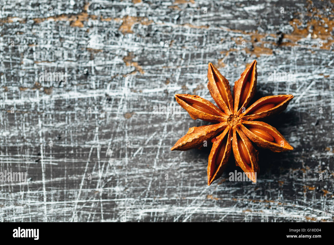 Sternanis auf Vintage-Textur-Tisch. Ansicht von oben. Close-up Zusammensetzung. Stockfoto