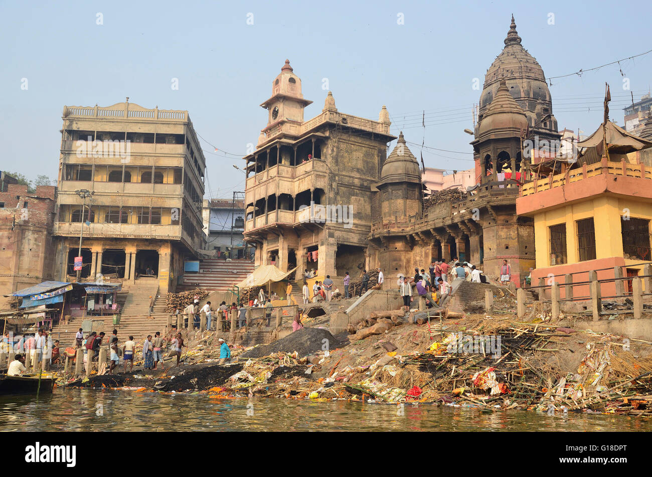 Manikarnika Ghat, Boden der Heiligen Feuerbestattung für die Hindus, am Ufer des heiligen Flusses Ganges oder Ganges, Varanasi, Uttar Pradesh Stockfoto