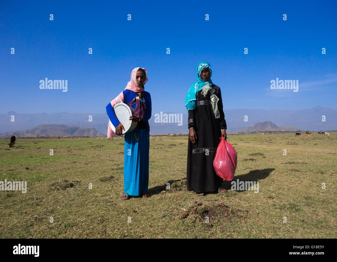 Oromo-Frauen in der Ebene gehen auf den Markt, Amhara Region, Artuma, Äthiopien Stockfoto