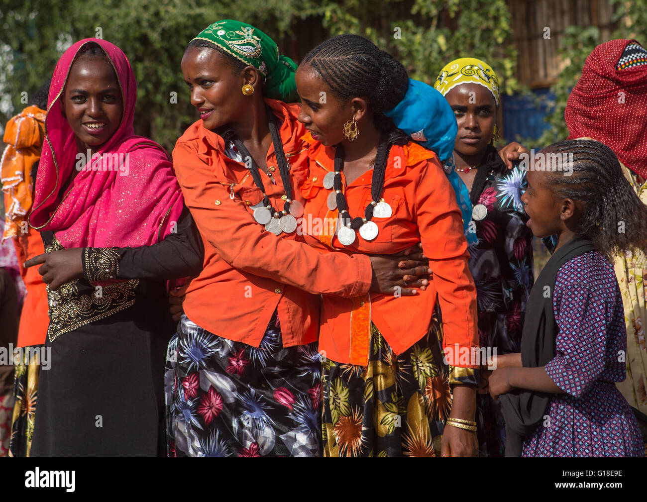 Oromo Frauen mit Maria Theresia Taler Halsketten, Oromo, Sambate, Äthiopien Stockfoto