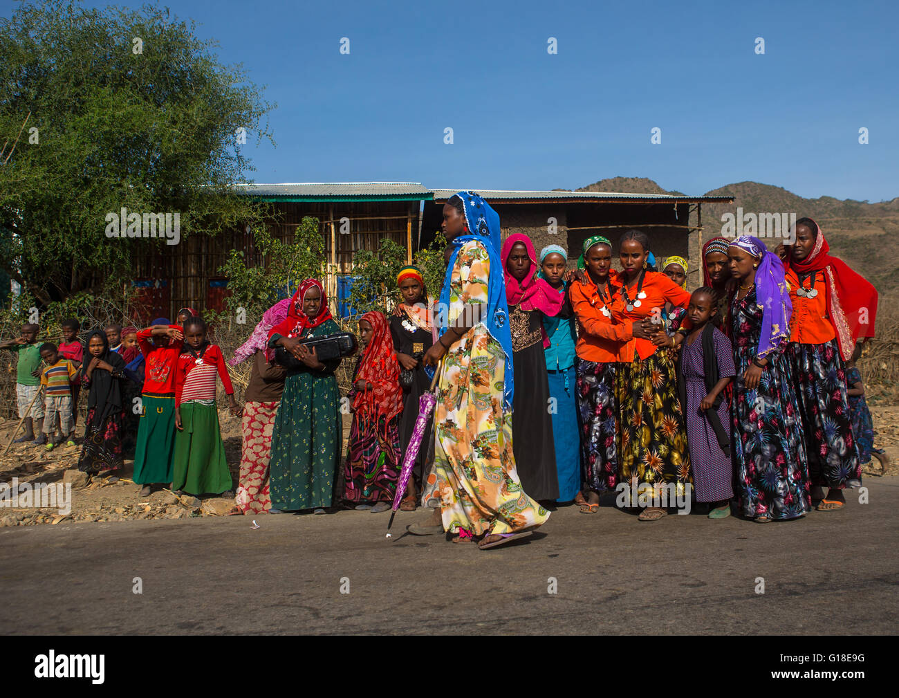 Oromo Frauen mit Maria Theresia Taler Halsketten, Oromo, Sambate, Äthiopien Stockfoto