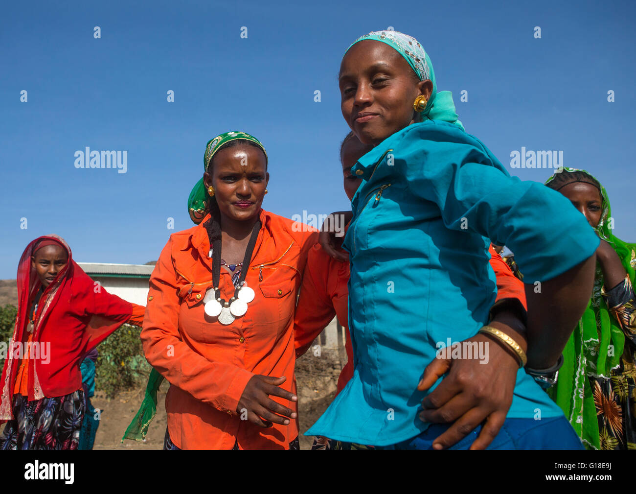 Oromo Frauen mit Maria Theresia Taler Halsketten, Oromo, Sambate, Äthiopien Stockfoto