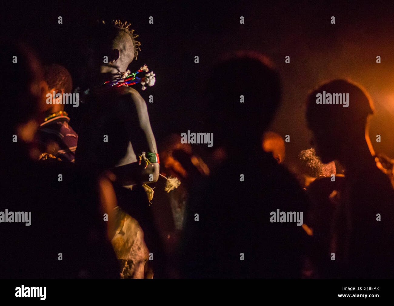 Hamer Stamm Teenager tanzen in der Nacht, Omo-Tal, Turmi, Äthiopien Stockfoto