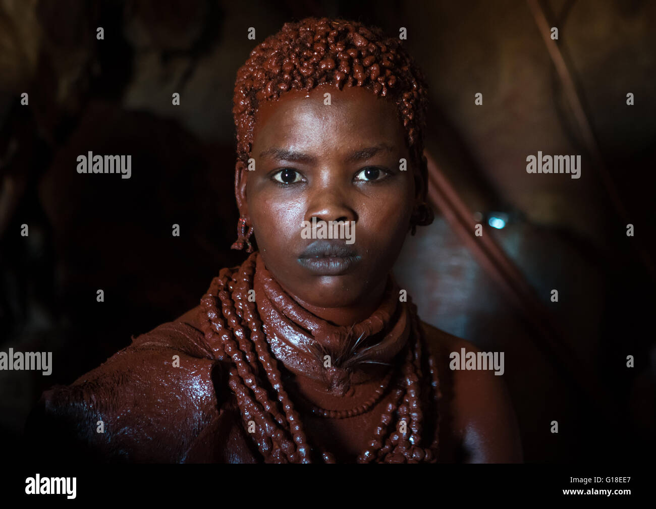Hamer-Stamm-Teenager-Mädchen namens eine Uta, ihr 6 Monate in einer Hütte vor Hochzeit, Omo-Tal, Turmi, Äthiopien bleibt Stockfoto
